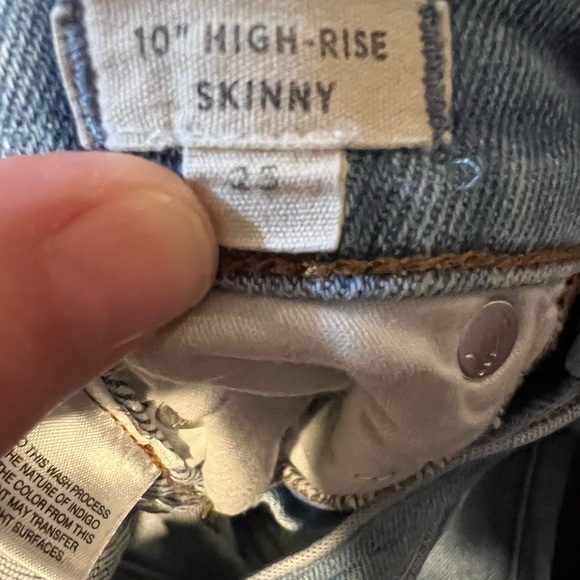 Size 25 Madewell 10” high rise Skinny jean leggings.  Light wash. - Picture 6 of 7